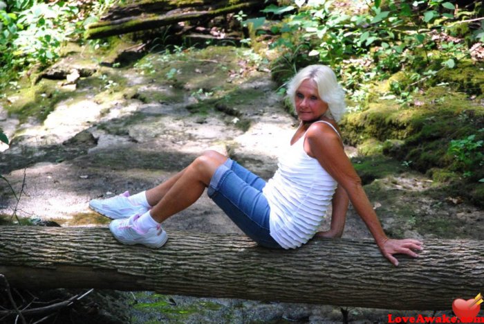 candylips60 American Woman from Trenton