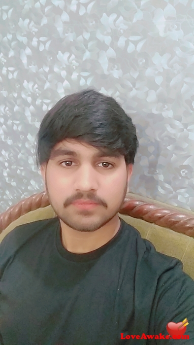 Ytygfth Pakistani Man from Lahore
