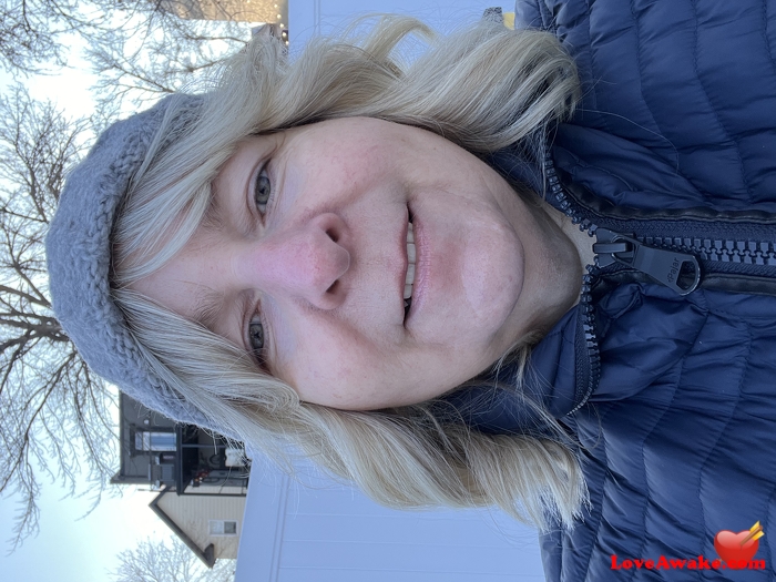Icedlollie25 Canadian Woman from Medicine Hat