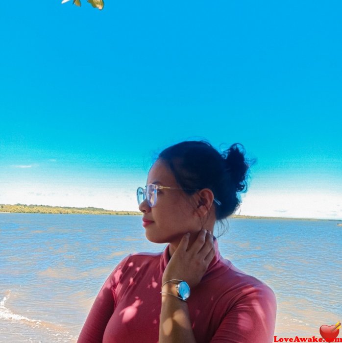 crescental Filipina Woman from Manila