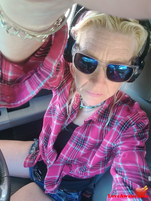 pink1258806 American Woman from Warrenton