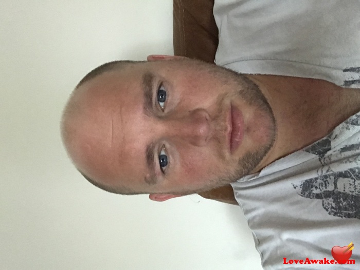 Wellwellwell83 UK Man from Bromley