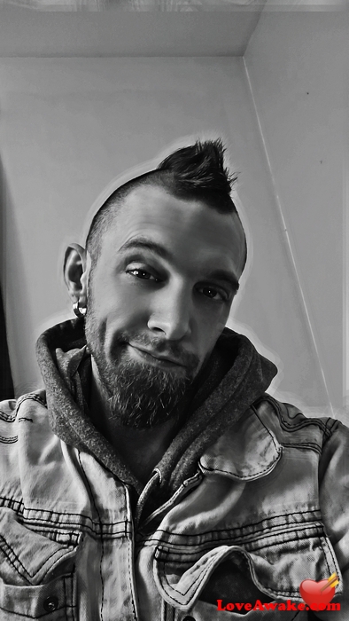 R0m300 Canadian Man from Innisfail