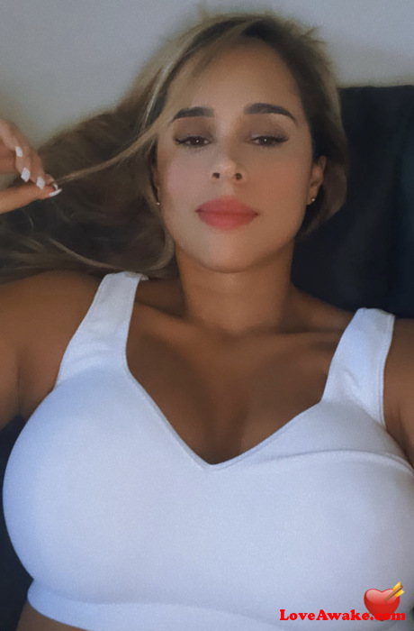 MoonlitSecret American Woman from Paris