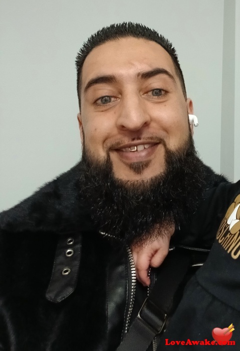 BLUEYES100 UK Man from Luton