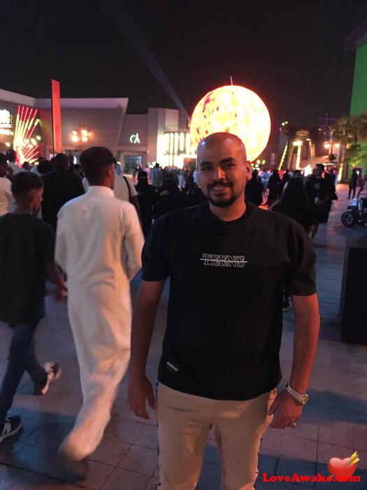 Kanada2025 Egyptian Man from 10th of Ramadan City