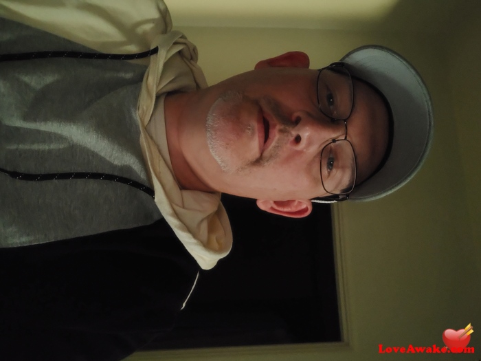 Ygbdukst Canadian Man from Medicine Hat