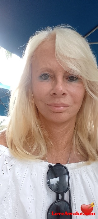 Bellevue7 Bermuda Woman from Hamilton