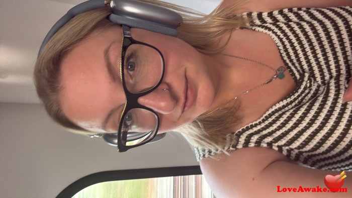 Nina11988 UK Woman from Scarborough