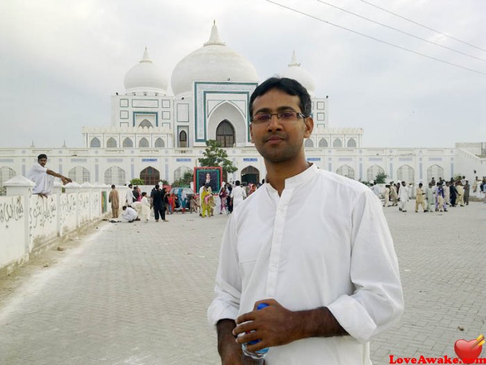 zararkumail Pakistani Man from Larkana