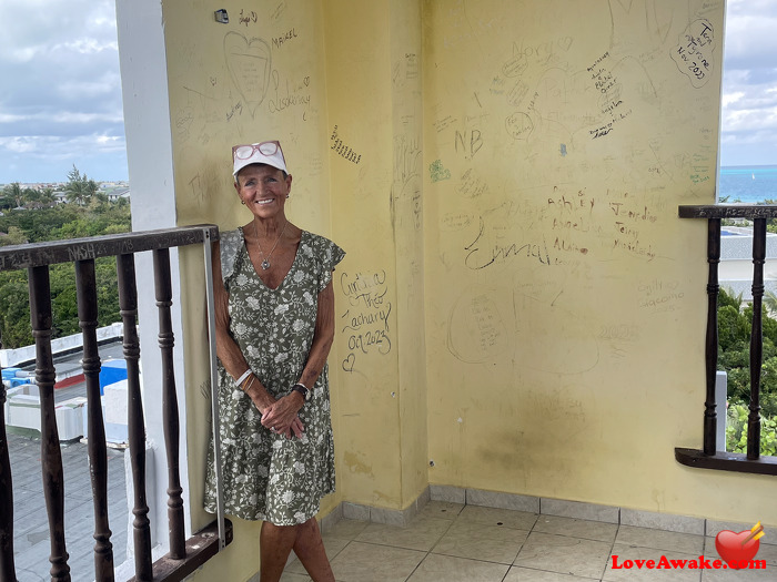 ONaturelle Canadian Woman from London