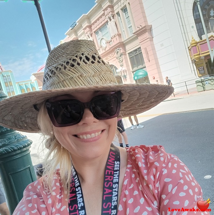 BoozyBart43 American Woman from Melbourne