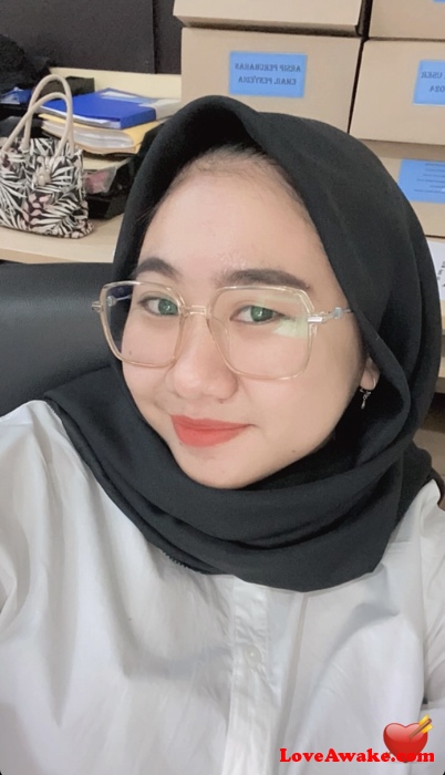 Meridwdnti Indonesian Woman from Banda Aceh