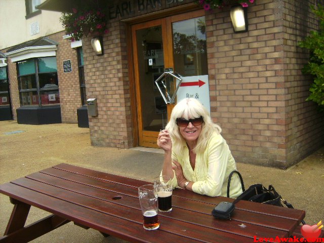 Mollymalone UK Woman from Banstead